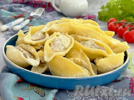 Готовые макароны "Ракушки" с фаршем вместе со сливочным соусом разложить со сковороды по тарелкам и в горячем виде подать к столу.