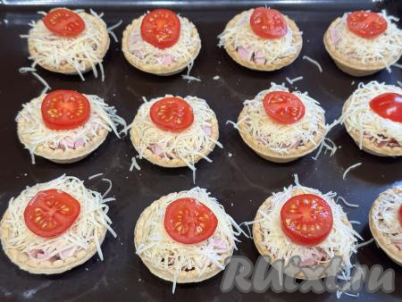 Помидоры вымыть, нарезать на кружочки. Выложить по кружочку помидора поверх сыра.