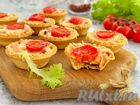 Эти мини-пиццы готовятся и просто, и быстро, а получаются и очень вкусными, и сытными. Уверена, такая горячая закуска в тарталетках понравится многим!