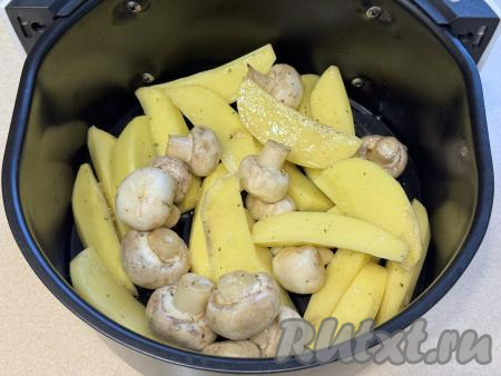 Переложить картошку с шампиньонами в чашу аэрогриля&nbsp;на решётку. Отправить чашу в аэрогриль.