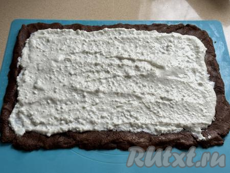 Творожную начинку выложить на пласт, отступая от краёв пласта по 1 сантиметру.&nbsp;