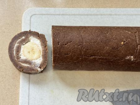 Нарезать рулет на кусочки.&nbsp;