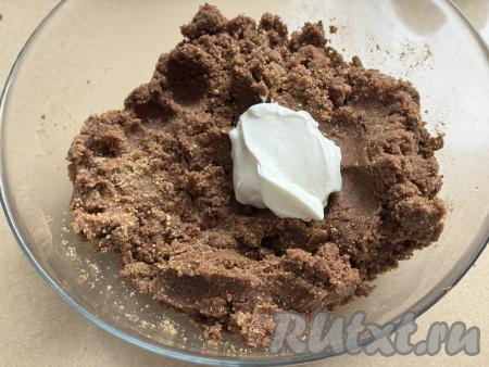 В миску с получившейся песочно-банановой массой добавить сметану.&nbsp;
