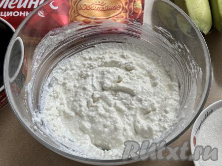 Пробить творожную массу погружным блендером до однородности и начинка для рулета готова.&nbsp;