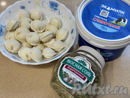 Подготовить продукты для приготовления пельменей в сметане в аэрогриле. Для этого блюда можно взять покупные замороженные пельмени, размораживать их не нужно. Сметана подойдёт любой жирности (я купила жирностью 15%).