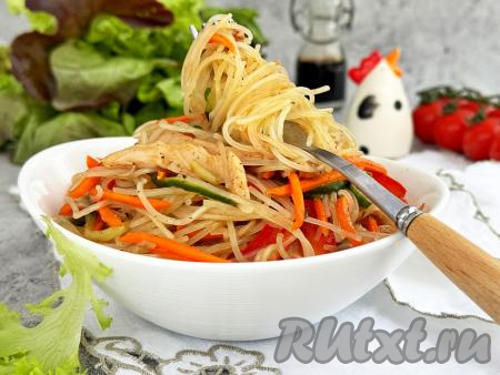 А затем яркий, вкусный, пикантный салат, приготовленный&nbsp;с фунчозой и копчёной курицей, разложить по тарелкам и подать к столу.