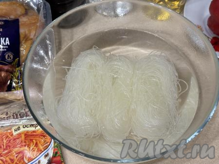 Прежде всего в глубокую миску&nbsp;нужно выложить фунчозу, залить её большим количеством кипящей воды и оставить на 5 минут.