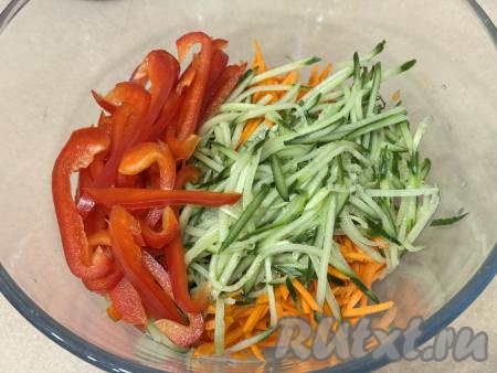 Сюда же добавить болгарский перец, нарезанный на длинные и тонкие полоски.&nbsp;