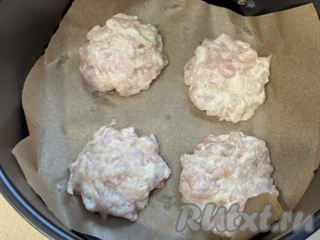 Выкладывать по 1-1,5 столовых ложки котлетной массы, формируя круглые плоские рубленные куриные котлеты. Отправить чашу в аэрогриль.