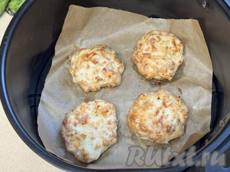 Рубленные котлеты из куриного филе запекать в аэрогриле при температуре 180 градусов 12-15 минут (до подрумянивания сверху).