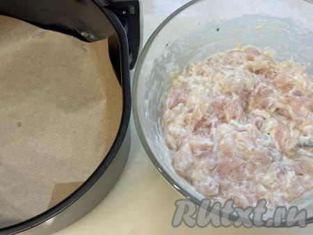 Решётку аэрогриля застелить пергаментом.