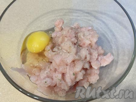 Выложить нарубленное филе в миску, добавить сырое яйцо, специи и соль по вкусу.