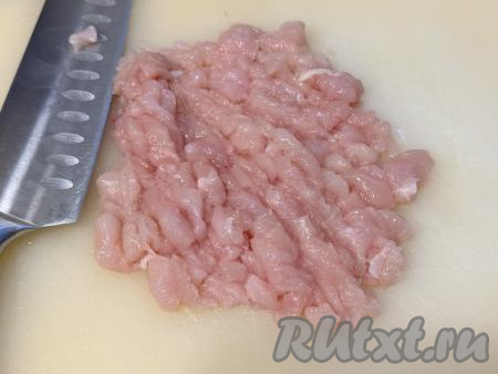 Куриное филе нарезать на маленькие кусочки острым ножом.