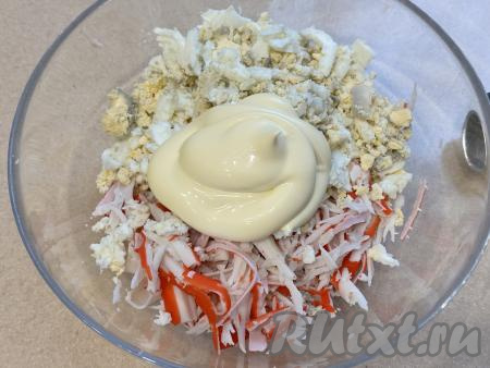 Соединить в миске крабовые палочки, яйца и майонез.