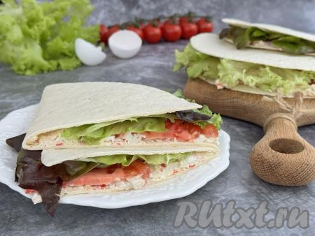 При желании перед подачей можно каждую тортилью с начинкой из крабовых палочек разрезать на две части. Просто, сытно и вкусно, попробуйте!