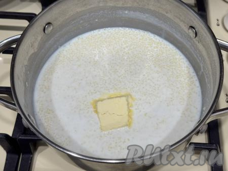 Периодически перемешивая, довести молочную кашу до кипения. Как только каша из кускуса закипит, добавить в кастрюлю сливочное масло, перемешать. Накрыть кастрюлю крышкой и сразу снять с огня. Дать молочной каше настояться минут 10-15, кускус за это время разбухнет.&nbsp;