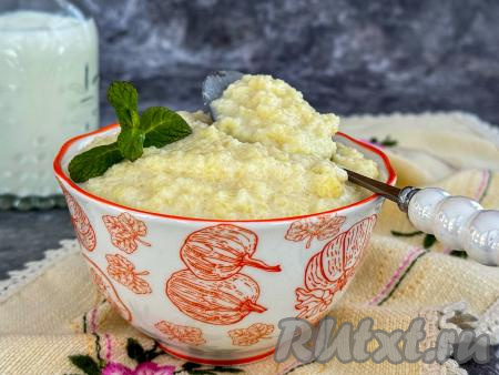 В меру густую, вкусную, нежную&nbsp;кашу, сваренную из кускуса на молоке, разложить из кастрюли по тарелкам и подать к столу.&nbsp;