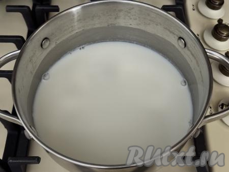 Влить молоко в кастрюлю с толстым дном, добавить соль и сахара. Я варила кашу с кускусом из 400 миллилитров молока, она получилось в меру густой. Увеличивая или уменьшая количество молока, вы можете регулировать густоту каши.