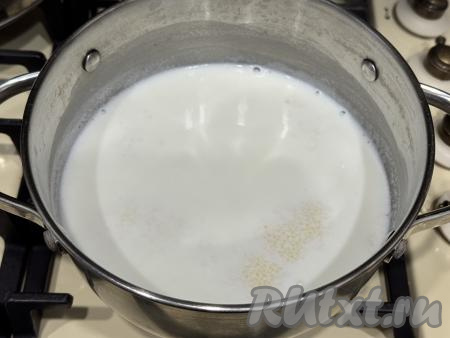 Всыпать в кастрюлю кускус, перемешать и поставить на огонь немного выше среднего.&nbsp;