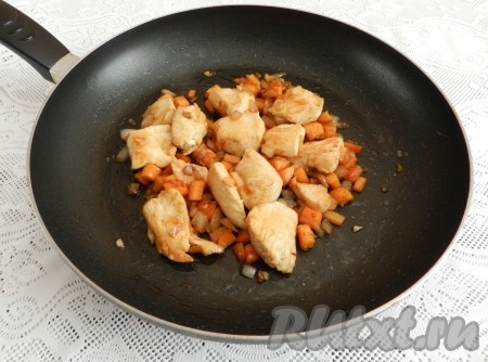На оливковом масле обжарить кусочки курицы, добавить  лук, морковь и чеснок. Обжарить все вместе на небольшом огне, время от времени помешивая, 5 минут. Добавить соль, перец и специи.
