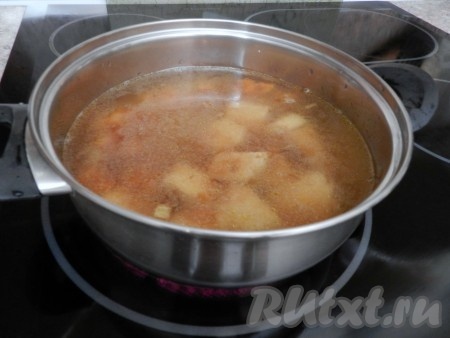 Куриное мясо с овощами переложить в кастрюлю, залить 1,5 литрами воды и варить на медленном огне 20 минут (до готовности мяса).