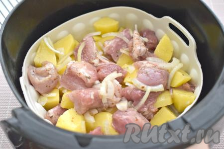 Я запекала свинину с картошкой в аэрогриле, выложив их в силиконовую форму, можно просто застелить чашу аэрогриля фольгой или пергаментом. Ставим силиконовую форму в чашу аэрогриля. Отправляем чашу в аэрогриль. Выставляем температуру 200 градусов, время - 30-35 минут.&nbsp;Через каждые 10 минут достаём чашу из аэрогриля и перемешиваем картошку со свининой.&nbsp;