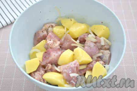 Перемешиваем картошку со свининой.