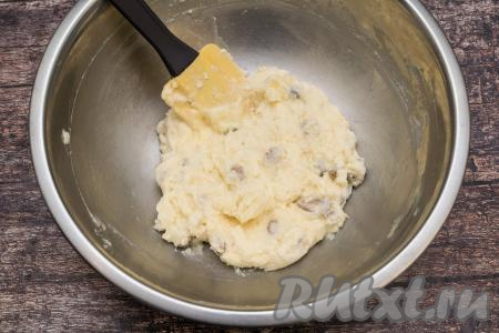 При помощи вилки вмешать яйцо в творожную массу, а потом довести массу до однородности, перемешивая лопаткой (или столовой ложкой).