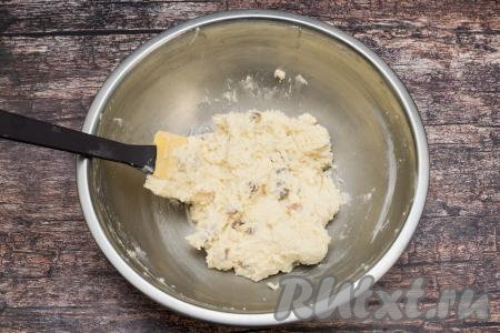 Итоговое тесто для сырников должно стать комковатым, липким, но при этом держать форму. Из такого творожного теста можно легко сформировать сырник и он не потеряет форму.