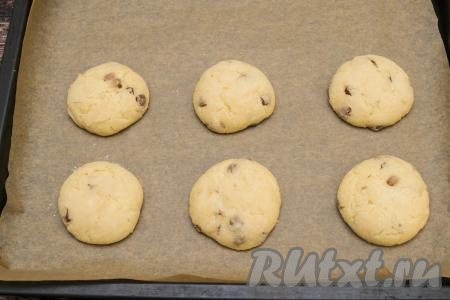 Поставить противень в разогретую до 180 градусов духовку на 20 минут.