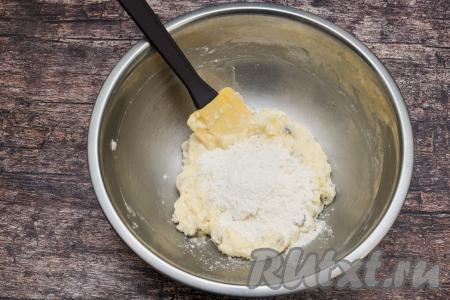 Затем всыпать в миску 1 столовую ложку муки. Вмешать муку в творожную массу. После этого добавлять муку небольшими порциями (по половине столовой ложки) и вмешивать в тесто.
