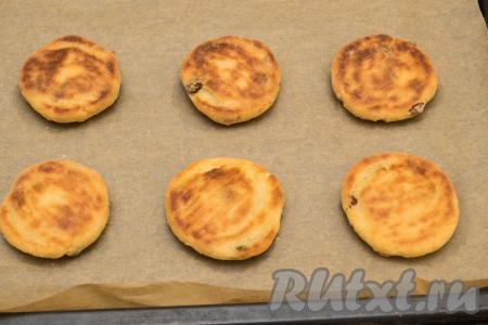 После 30 минут запекания можно доставать сырники из творожной массы из духовки. У меня сырники хорошо подрумянились, но так бывает не всегда, здесь многое зависит от творожной массы. Бывает, что сырники остаются достаточно светлыми, но не сомневайтесь, они готовы, так как 30 минут запекания в духовке более чем достаточно, чтобы сырники хорошо пропеклись.