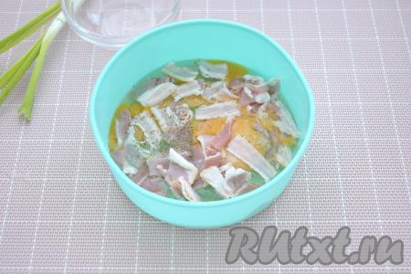 Выкладываем кусочки бекона поверх яиц, солим и перчим по вкусу, слегка перемешиваем вилкой.