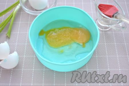 Силиконовую форму (я использовала форму диаметром 14 сантиметров) слегка смазываем растительным маслом. Разбиваем в форму яйца.&nbsp;