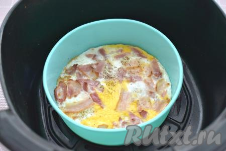 Я готовила в аэрогриле мощностью 1400 Ватт, у меня яичница с беконом была полностью готова через 10 минут с начала запекания.