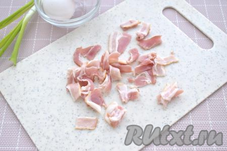 Полоски бекона нарезаем на небольшие кусочки.