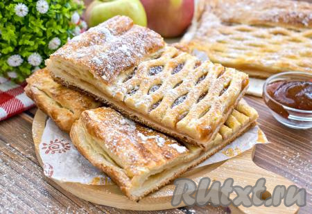 Пирог с яблочным повидлом из слоёного теста