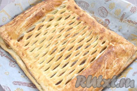 Отправляем противень с пирогом с яблочным повидлом в разогретую до 180 градусов духовку, выпекаем 20 минут (до подрумянивания слоёного теста). Время выпечки&nbsp;в зависимости от свойств вашей духовки может немного отличаться, главное - ориентироваться на цвет пирога.