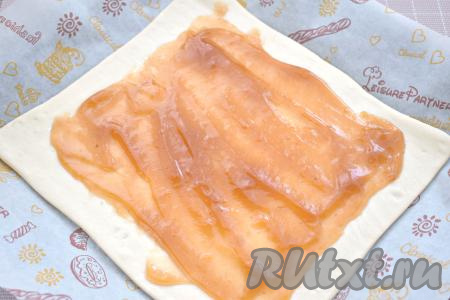 Отступая от краёв раскатанного теста по 2 сантиметра, выкладываем яблочное повидло, равномерно распределяя его.&nbsp;