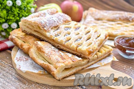 Достаём готовую выпечку из духовки, даём немного остыть. При желании перед подачей присыпаем сахарной пудрой. Аппетитный пирог из слоёного теста с нежной начинкой из яблочного повидла нарезаем на кусочки и подаём к чаю.&nbsp;