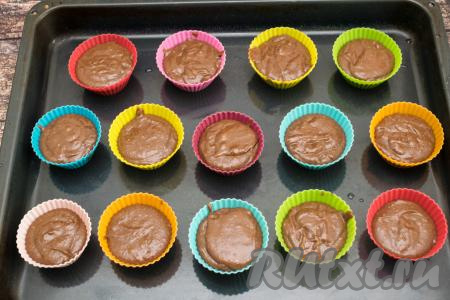 На противень поставить силиконовые формочки для выпечки маффинов. Заполнить формы шоколадным тестом примерно на 2/3 объёма. У меня всего получилось заполнить 14 формочек.