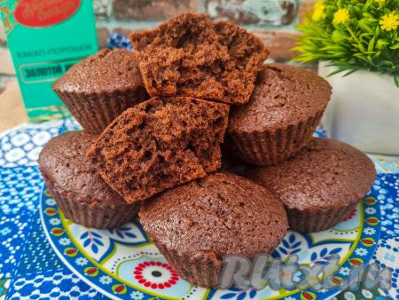 А вот как аппетитно выглядят в разломе&nbsp;кексы, приготовленные на кефире с какао. Эта мягкая, нежная, ароматная выпечка получается очень вкусной. Неоднократно проверено, её с удовольствием едят и дети, и взрослые, долго на столе она никогда не задерживается!