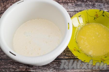 Пока взбиваются яйца с сахаром, нужно растопить сливочное масло (я растопила его в микроволновке, можно растопить его и на плите), дать ему немного остыть.&nbsp;К яйцам, взбитым с сахаром, влить смесь кефира и соды, перемешать лопаткой до однородности. 