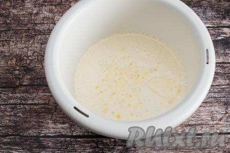 В получившуюся кефирно-яичную смесь влить негорячее растопленное масло, хорошо перемешать лопаткой.