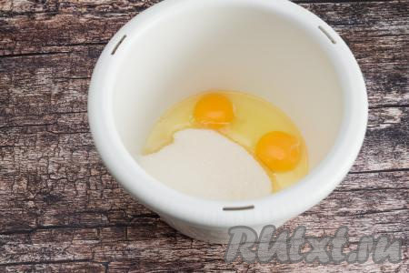 Пока сода гасится в кефире, сразу приступаем к взбиванию яиц. Для этого в форму для взбивания нужно вбить сырые яйца, всыпать сахар.