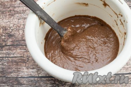 Небольшими частями подсыпая и вмешивая просеянную муку, замесить шоколадное тесто, которое будет по консистенции напоминать в меру густую сметану, как на фото. Муки может потребоваться как чуть больше, так и чуть меньше, чем указано в ингредиентах, поэтому я советую всыпать муку небольшими порциями и следить за получаемой консистенцией шоколадного теста для кексов, замешиваемого на кефире с какао.