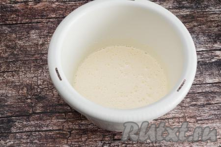 Взбить яйца с сахаром миксером на максимальных оборотах в течение 5 минут. Масса побелеет и немного увеличится в объёме.