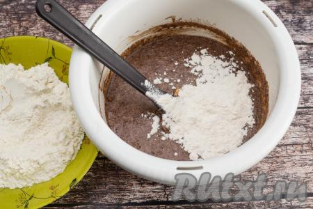 Вмешать какао в тесто, стараясь, чтобы не было крупных комочков какао. Затем начать добавлять в тесто небольшими порциями просеянную муку, каждый раз хорошо вмешивая её и при этом стараясь не сбить воздушность яиц.&nbsp;