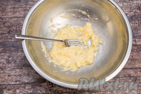 Банан очистить. Вес очищенного банана у меня был 110 грамм. Банан разломать на кусочки, выложить в миску, размять вилкой до получения однородного пюре.