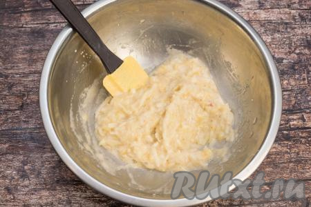 Вмешать крахмал в начинку, чтобы он полностью разошёлся, комочков быть не должно. Крахмал добавляется в яблочно-банановую начинку слоёного пирога, чтобы она не вытекала в процессе выпечки и держала форму после остывания.